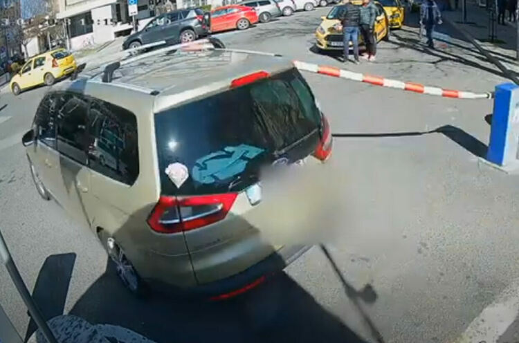 Снимката е илюстративна от друг случай на повредена бариера в Хасково