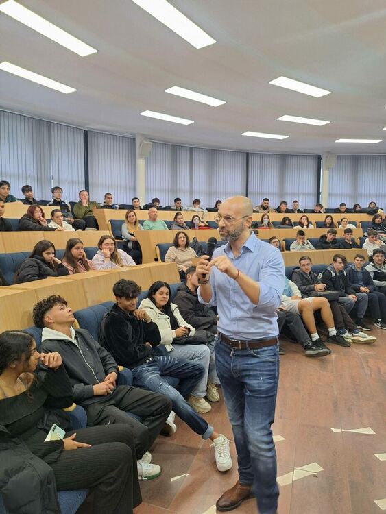 Киберексперт обучава ученици в Димитровград