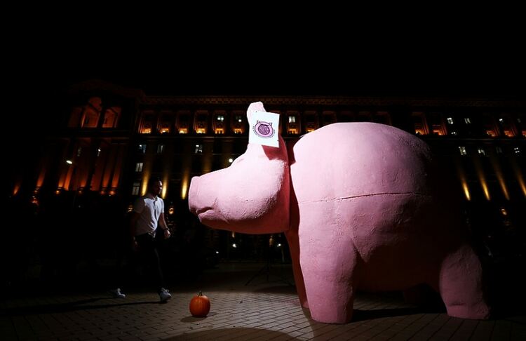 Пред зурлата на прасето - протест в подкрепа на Коцев и Барбутов затвори "триъгълника на властта"