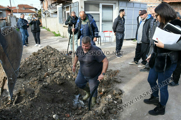 ВиК-Хасково прекъсва водата на длъжници в „Република“, „бедните“ искат помощ от държавата