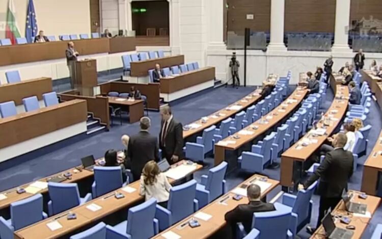 10:45 ч. - при полупразна зала тече дебат за бюджета на държавното обществено осигуряване.