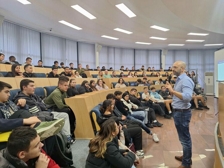 Киберексперт обучава ученици в Димитровград