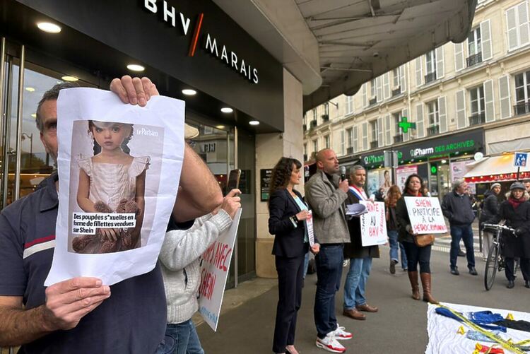 Парижани протестират срещу отварянето на физически магазин на Shein в реномирания търговски център BHV Marais на 4 ноември 2025 г. заради продукти като секс кукли с детски лица. 