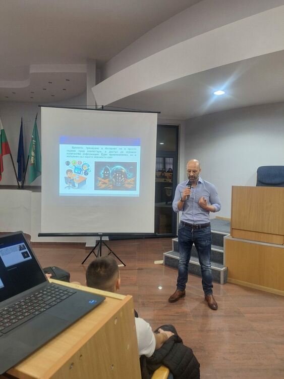 Киберексперт обучава ученици в Димитровград