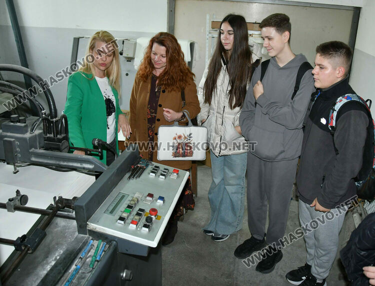 Ученици от Езиковата гимназия посетиха печатница в Деня на четенето - България