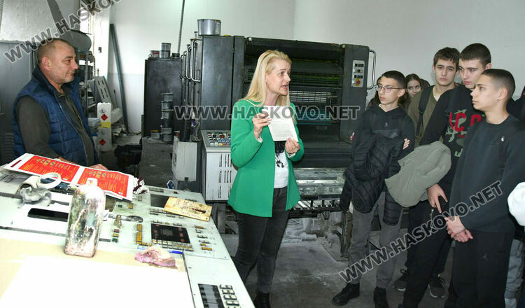 Ученици от Езиковата гимназия посетиха печатница в Деня на четенето - България