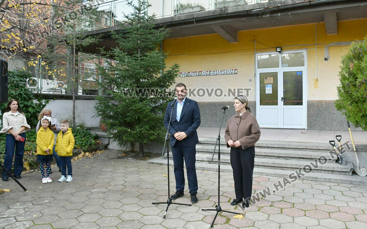 Със символична първа копка започна обновяването на ДГ 1 „Ян Бибиян“ в Хасково