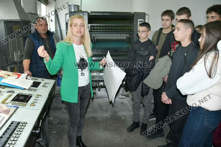 Ученици от Езиковата гимназия посетиха печатница в Деня на четенето - България