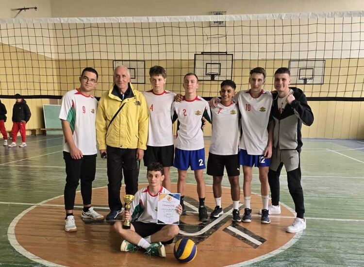 Волейболистките на Езиковата гимназия триумфираха на ученическите игри