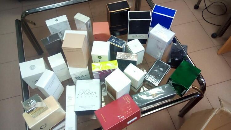 Заловиха нерегламентиран внос на 3919 парфюма, 200 текстилни изделия и 4100 къса цигари