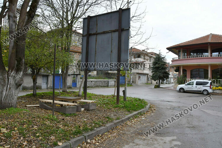 Възстановиха потрошена беседка в хасковски парк