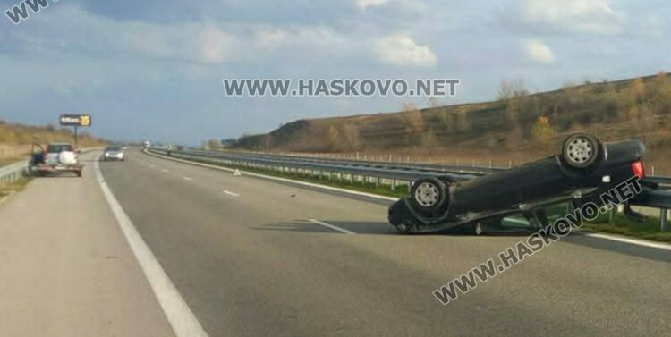 Кола излетя от платформа и се обърна по таван