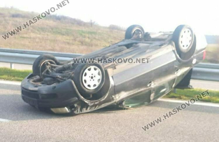 Кола излетя от платформа и се обърна по таван