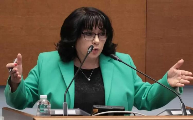 Финансовият министър Теменужка Петкова прави втори пореден бюджет, но все още Асен Василев й е виновен за огромните разходи, дефицити и дългове, които трябва да прави.