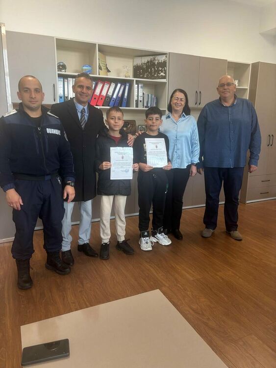 Началникът на РУ-Джебел връчи благодарствени адреси на двама ученици за достойна постъпка