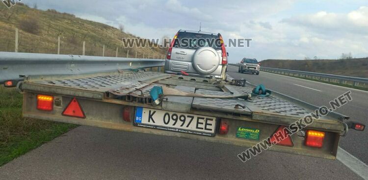 Кола излетя от платформа и се обърна по таван