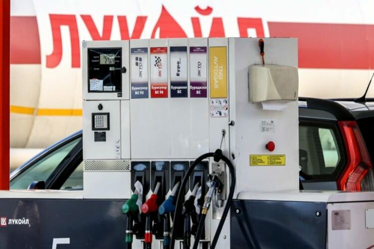 Влизат в сила американските санкции срещу „Лукойл“