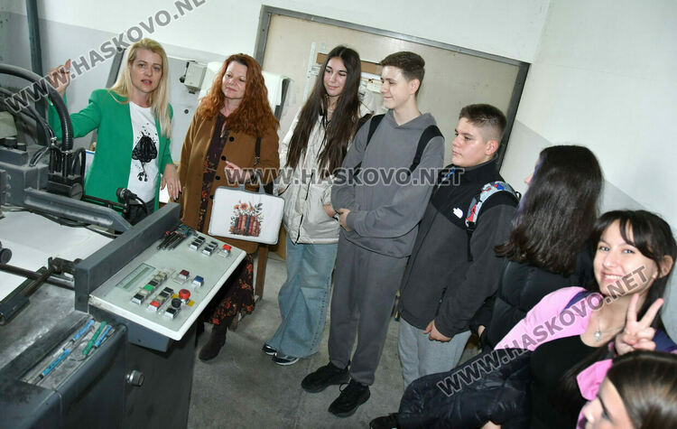 Ученици от Езиковата гимназия посетиха печатница в Деня на четенето - България