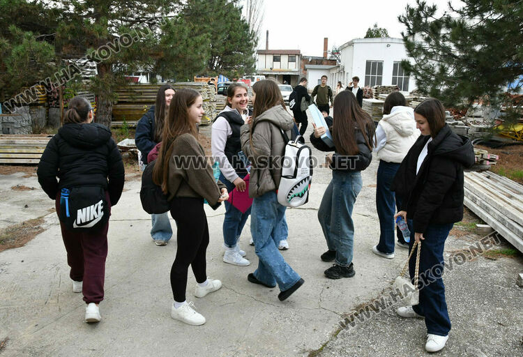 Ученици от Езиковата гимназия посетиха печатница в Деня на четенето - България