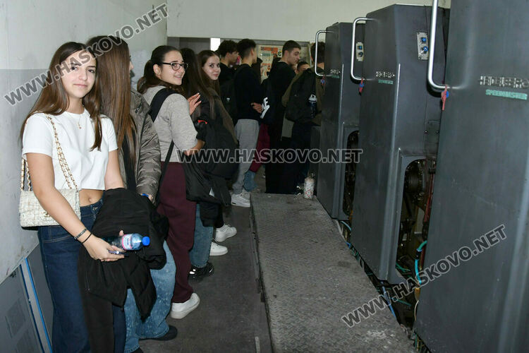 Ученици от Езиковата гимназия посетиха печатница в Деня на четенето - България