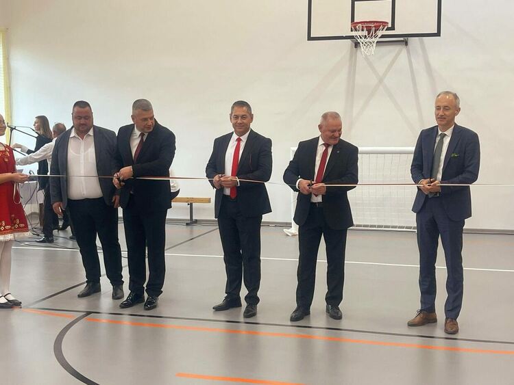 Гимназията в Неделино вече разполага с напълно отремонтиран физкултурен салон