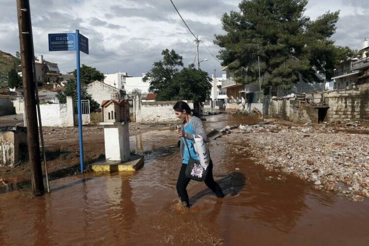 Тонове кал, разрушени пътища и наводнени домове: Бури удариха Северозападна Гърция
