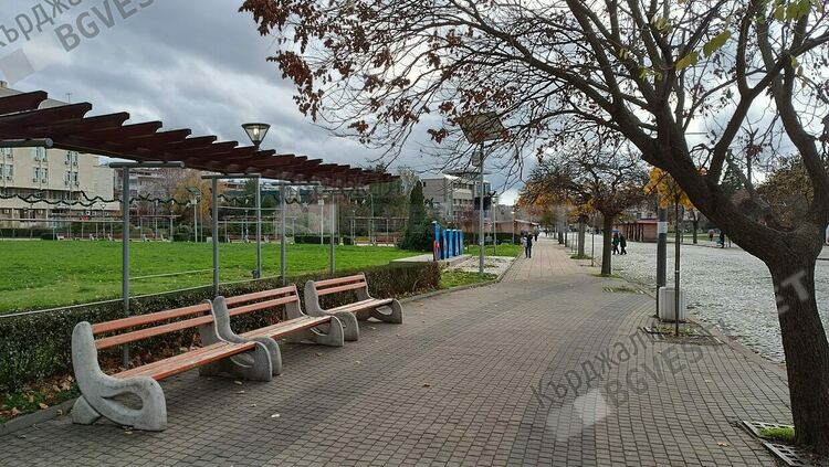 Осветлението пред Общината е включено и денем, алармират кърджалийци, оказва се че свързват новогодишната украса