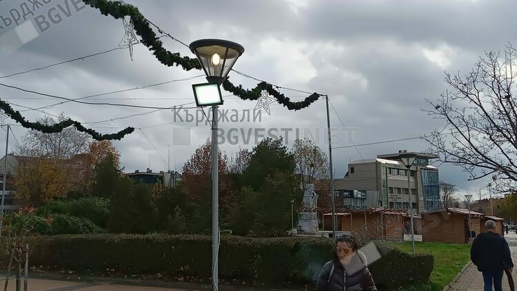 Осветлението пред Общината е включено и денем, алармират кърджалийци, оказва се че свързват новогодишната украса