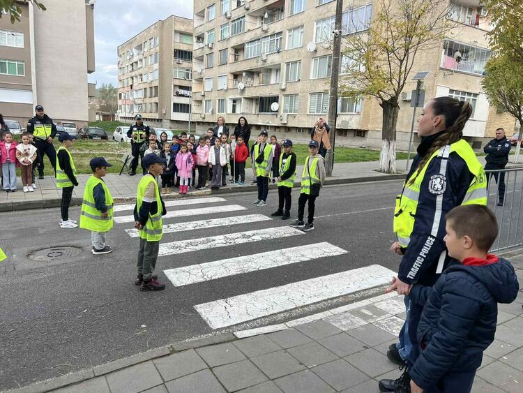 Полицаи, родители, ученици и учители заедно за възпитание на подготвени и отговорни пешеходци 