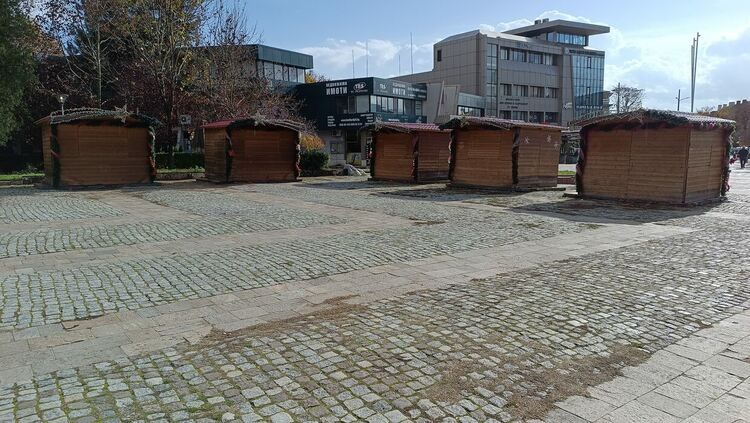 Осветлението пред Общината е включено и денем, алармират кърджалийци, оказва се че свързват новогодишната украса