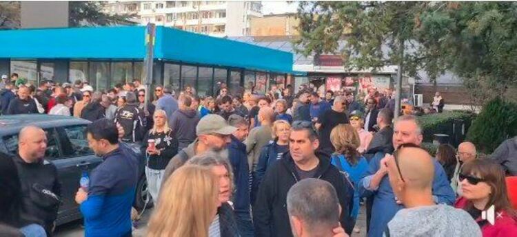 ОИК-Варна отложи решението за Благомир Коцев. Стотици на протест в защита на кмета