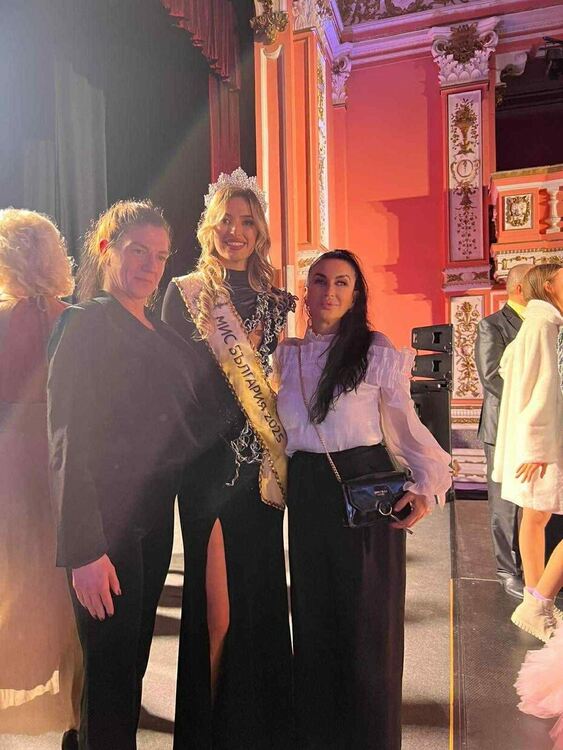 Адриана Добрева заедно с новата Мис България