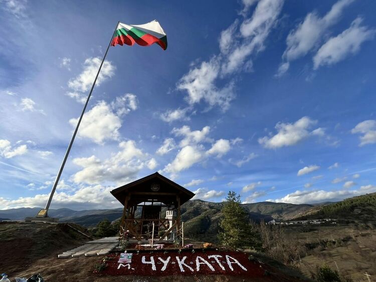 Единайсет младежи от  Павелско създадоха уникален патриотичен комплекс,