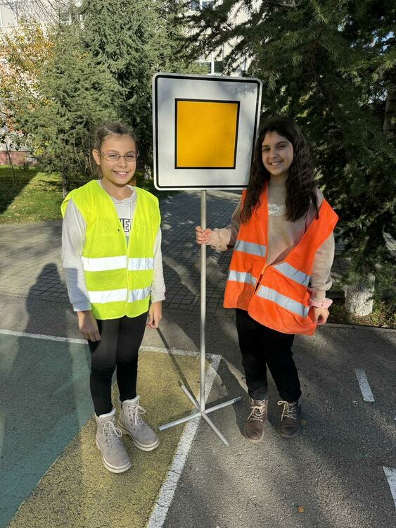 Ученици влязоха в полицията за Деня на безопасността на движение по пътищата