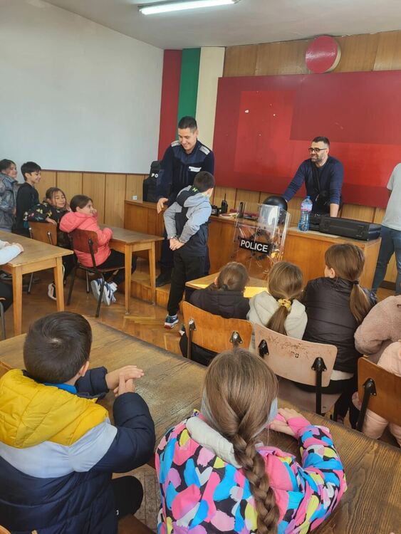 Ученици влязоха в полицията за Деня на безопасността на движение по пътищата