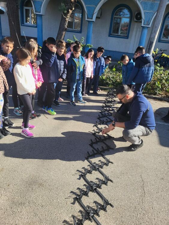Ученици влязоха в полицията за Деня на безопасността на движение по пътищата