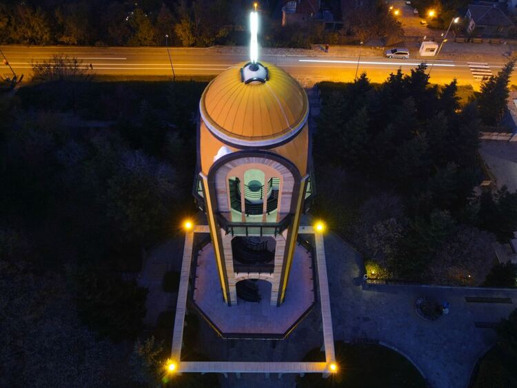 Камбанарията до Богородица грейва в оранжево като съпричаност в борбата срещу насилието над жени