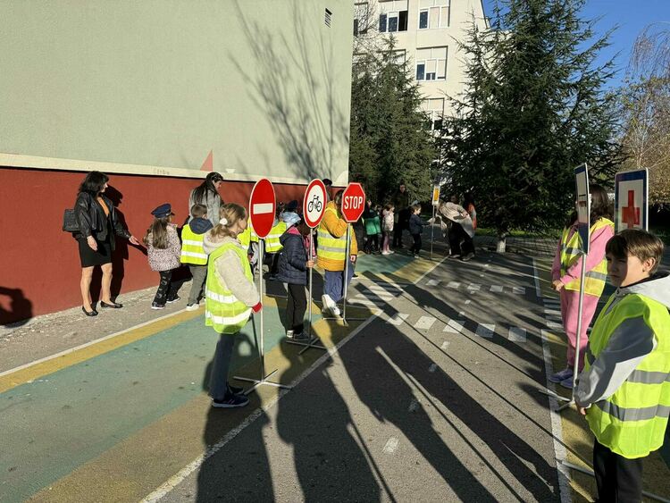 Ученици влязоха в полицията за Деня на безопасността на движение по пътищата