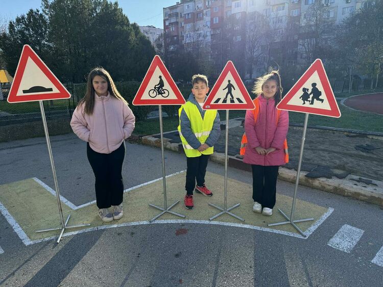 Ученици влязоха в полицията за Деня на безопасността на движение по пътищата