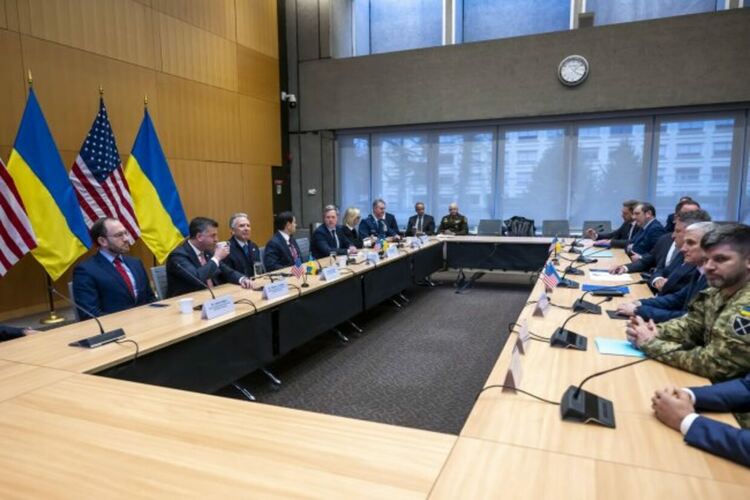 Момент от преговорите между делегациите на САЩ и Украйна в Женева