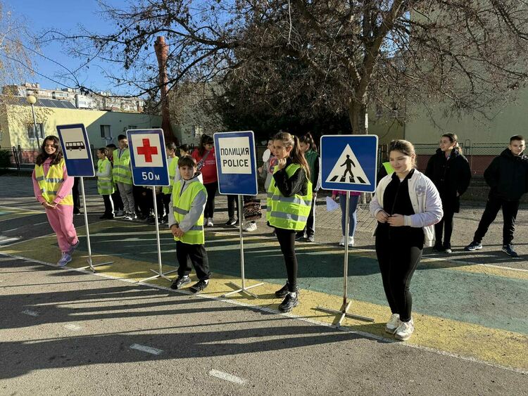 Ученици влязоха в полицията за Деня на безопасността на движение по пътищата