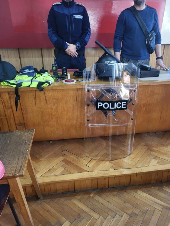 Ученици влязоха в полицията за Деня на безопасността на движение по пътищата