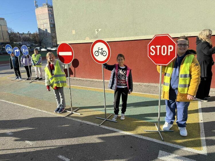 Ученици влязоха в полицията за Деня на безопасността на движение по пътищата