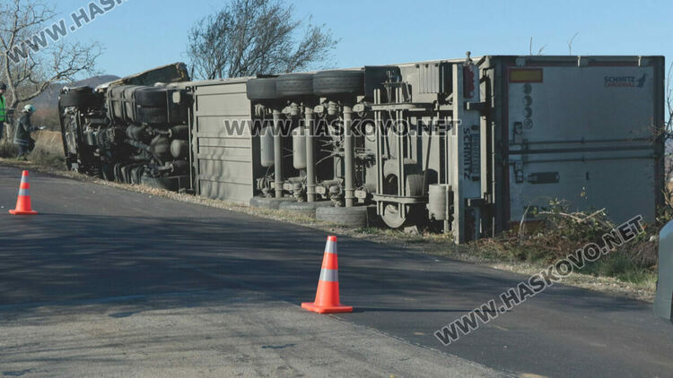 33-годишен загина в катастрофирал и самозапалил се камион