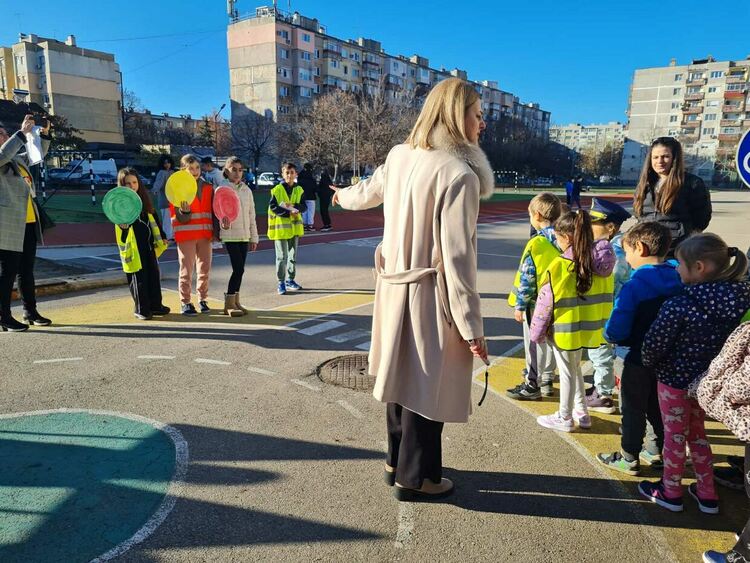 Ученици влязоха в полицията за Деня на безопасността на движение по пътищата