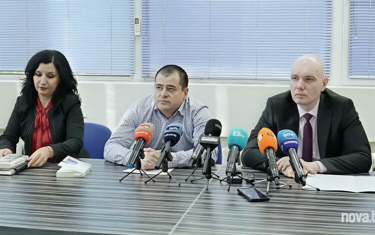 Представители на прокуратурата и полицията разказаха за убийствата два дни след като те са се случили