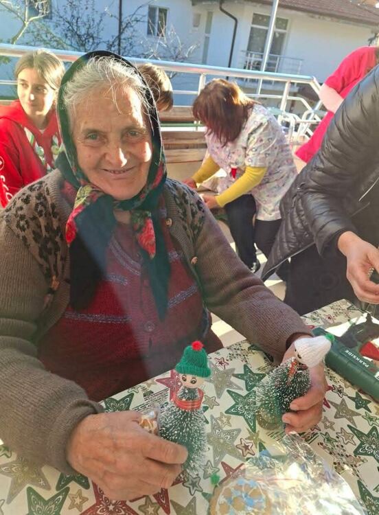 Скаути внесоха празнично настроение в дома за възрастни хора във Фатово