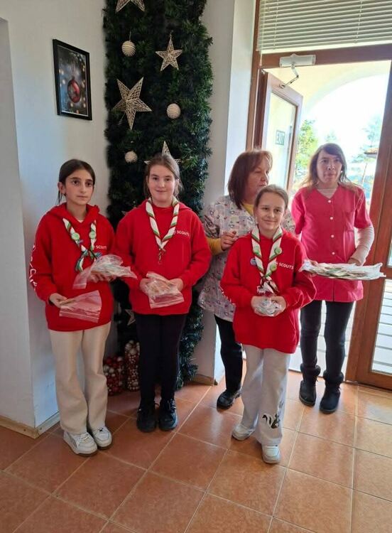 Скаути внесоха празнично настроение в дома за възрастни хора във Фатово