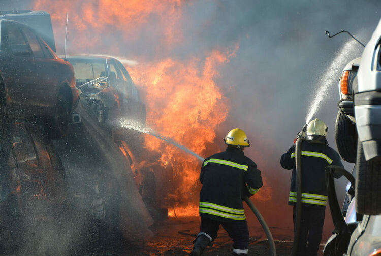 Два леки автомобила изгоряха при пожар в автосервиз, механик е обгазен