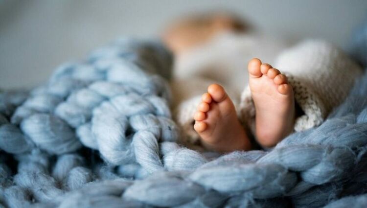 Българки замесени в нелегална 'фабрика за бебета' на остров Крит